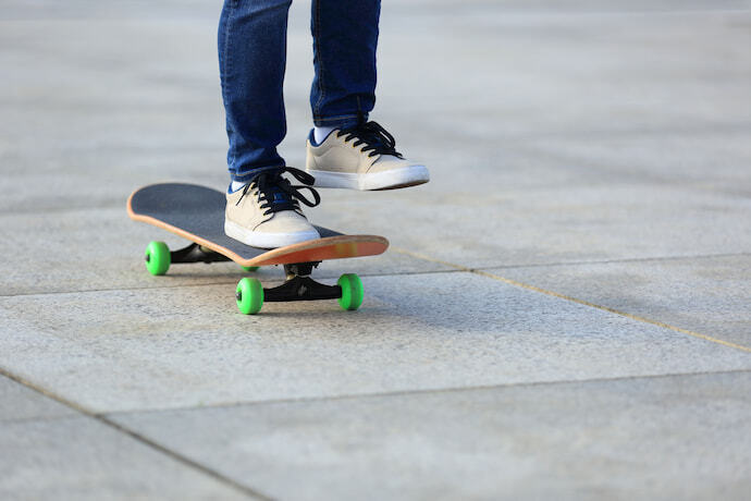 Pessoa andando de skate