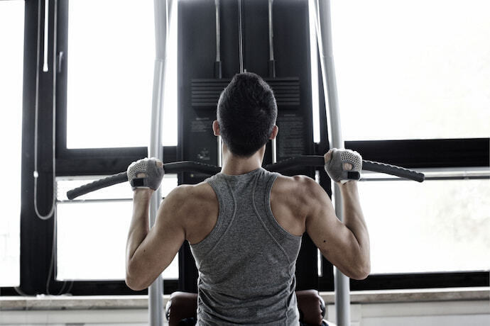 Homem treinando em estação de musculação